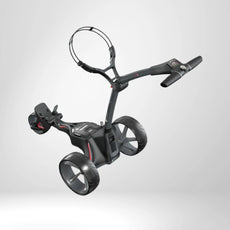 Moderner Elektro Golf Trolley mit großen Rädern und digitalem Display auf weißem Hintergrund