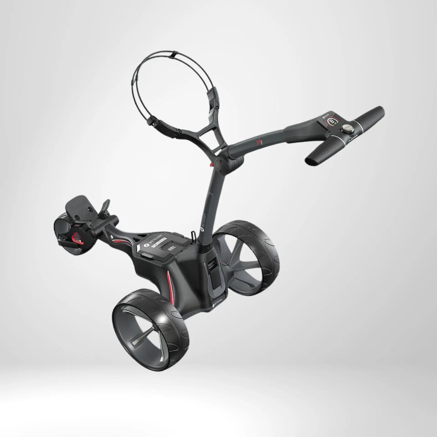 Moderner Elektro Golf Trolley mit großen Rädern und digitalem Display auf weißem Hintergrund