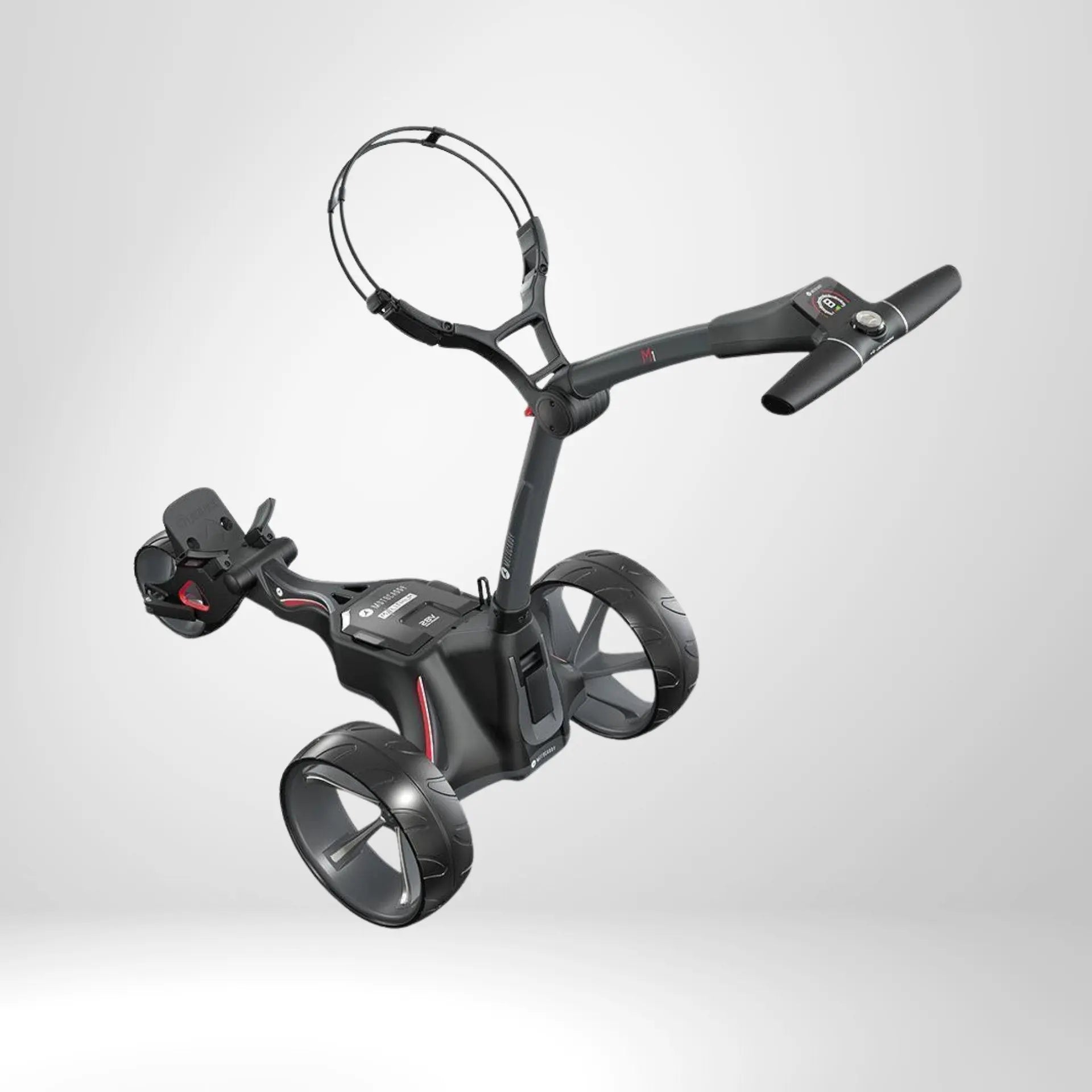 Moderner Elektro Golf Trolley mit großen Rädern und digitalem Display auf weißem Hintergrund