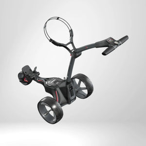 Moderner Elektro Golf Trolley mit großen Rädern und digitalem Display auf weißem Hintergrund