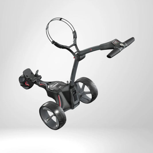 Moderner Elektro Golf Trolley mit großen Rädern und digitalem Display auf weißem Hintergrund