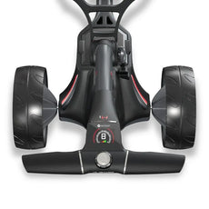 Elektrischer Golf Trolley mit Display und zwei großen Rädern, von oben fotografiert