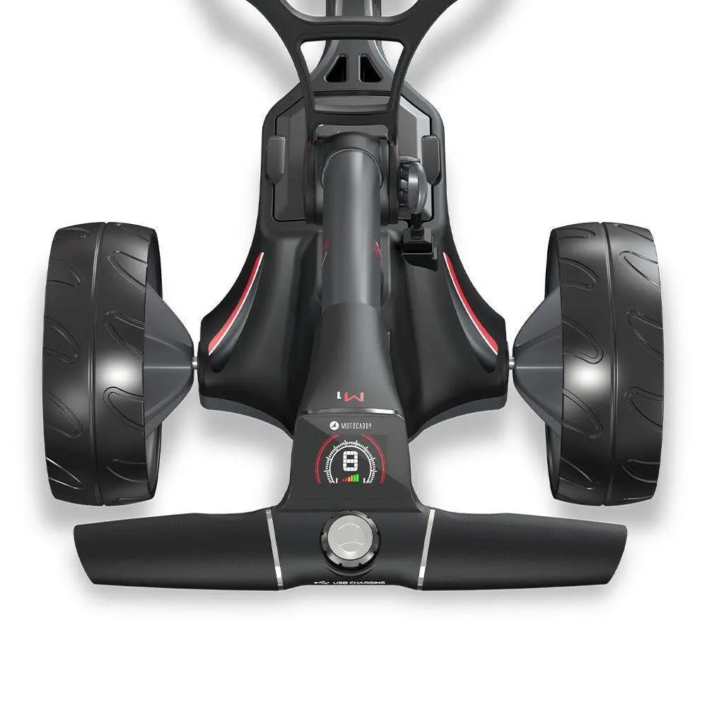 Elektrischer Golf Trolley mit Display und zwei großen Rädern, von oben fotografiert
