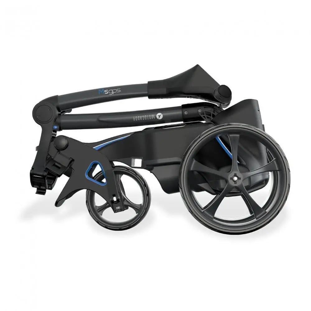 Gefalteter schwarzer E-Golf Trolley mit großen Rädern auf weißem Hintergrund