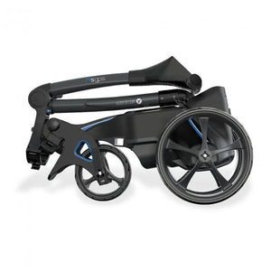 Gefalteter schwarzer E-Golf Trolley mit großen Rädern auf weißem Hintergrund