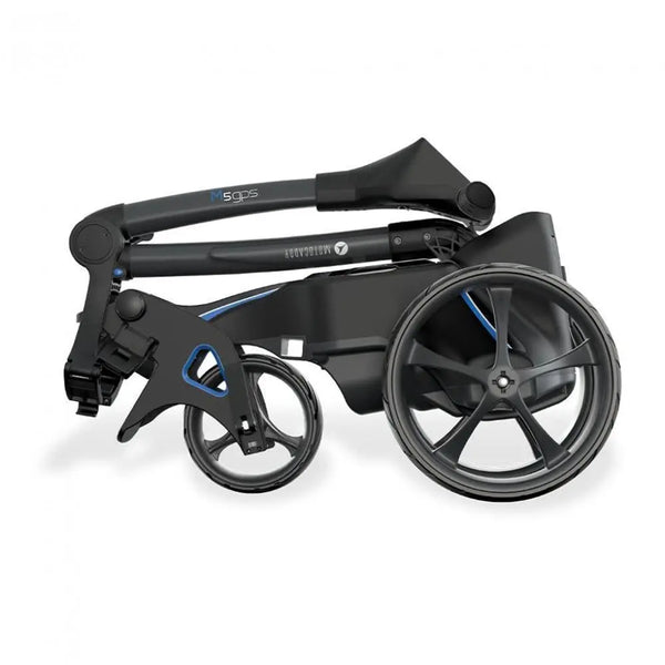 Gefalteter schwarzer E-Golf Trolley mit großen Rädern auf weißem Hintergrund