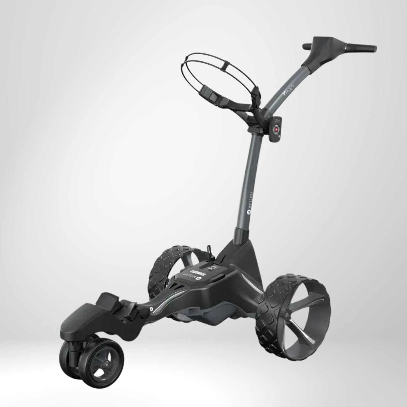 Motocaddy M7 Remote E-Trolley – Elektrischer Golf Trolley in Graphitgrau, Frontansicht freigestellt