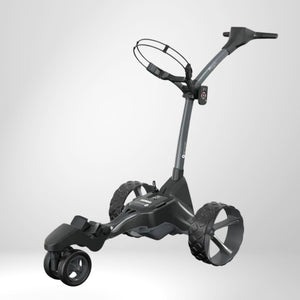 Motocaddy M7 Remote E-Trolley – Elektrischer Golf Trolley in Graphitgrau, Frontansicht freigestellt