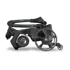 Zusammengeklappter schwarzer E-Golf Trolley mit großen Rädern auf weißem Hintergrund