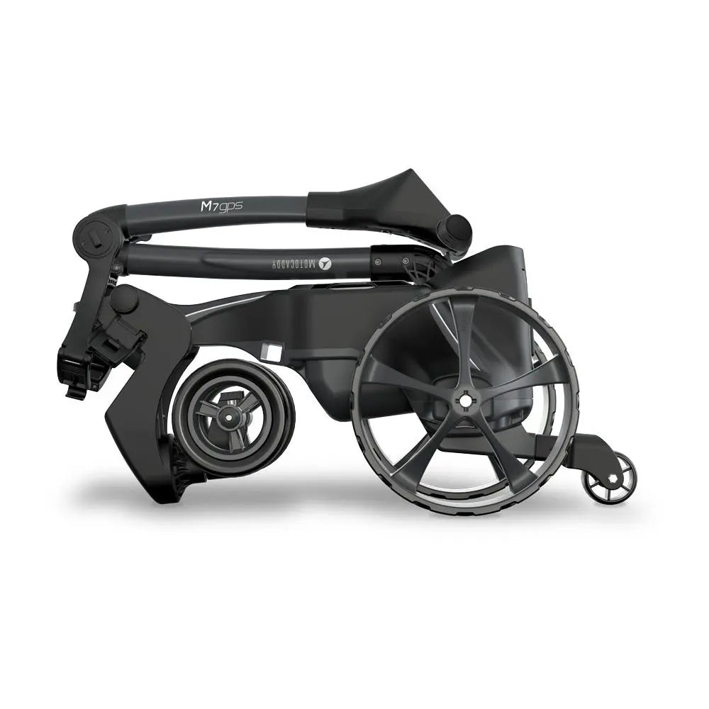 Zusammengeklappter schwarzer E-Golf Trolley mit großen Rädern auf weißem Hintergrund
