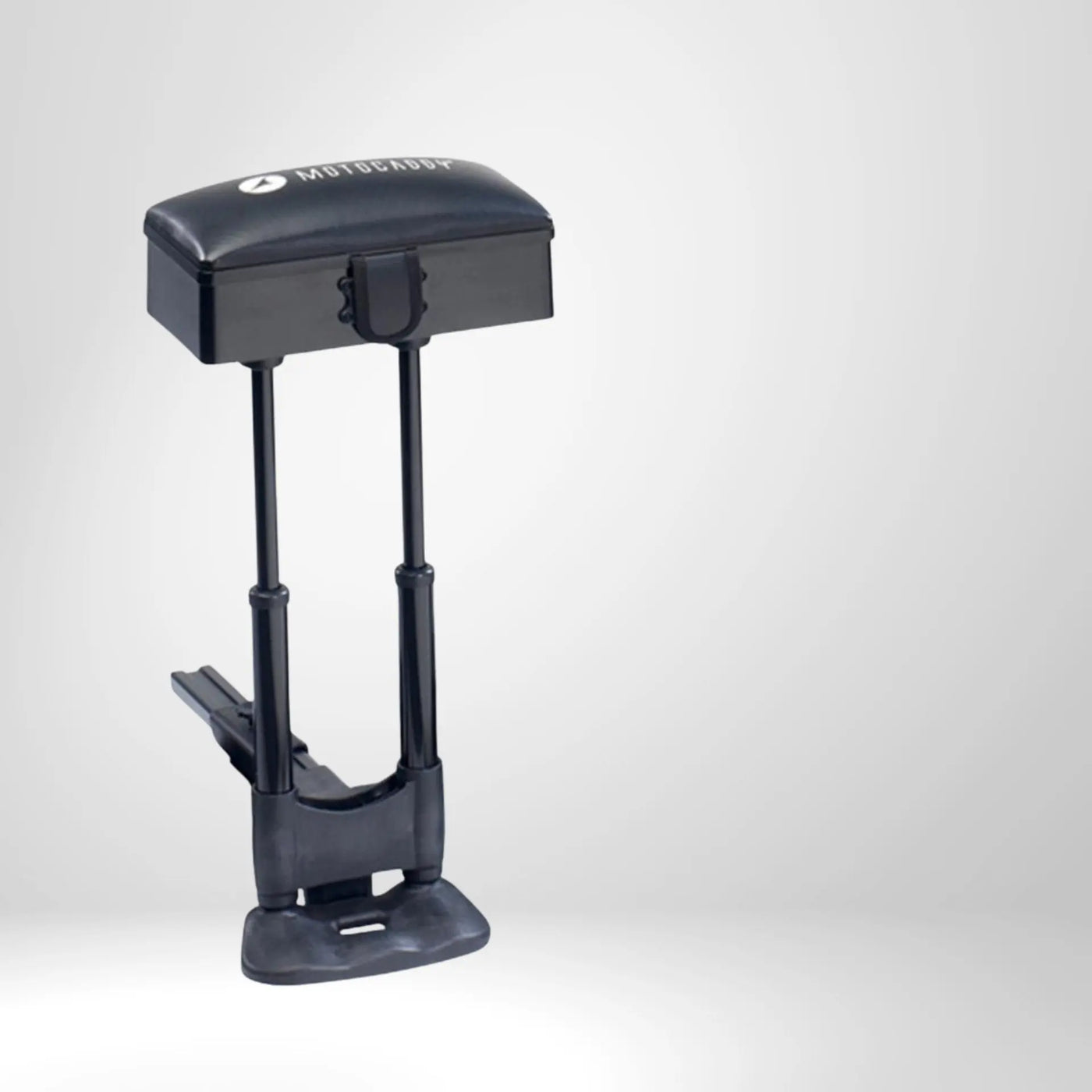 Schwarzer Golftrolley-Sitz Zubehör mit gepolsterter Sitzfläche auf hellem Hintergrund