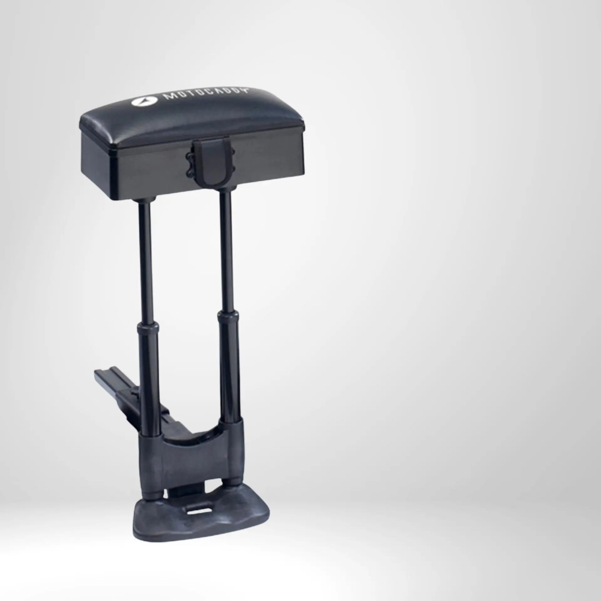 Schwarzer Golftrolley-Sitz Zubehör mit gepolsterter Sitzfläche auf hellem Hintergrund