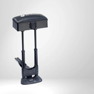 Schwarzer Golftrolley-Sitz Zubehör mit gepolsterter Sitzfläche auf hellem Hintergrund