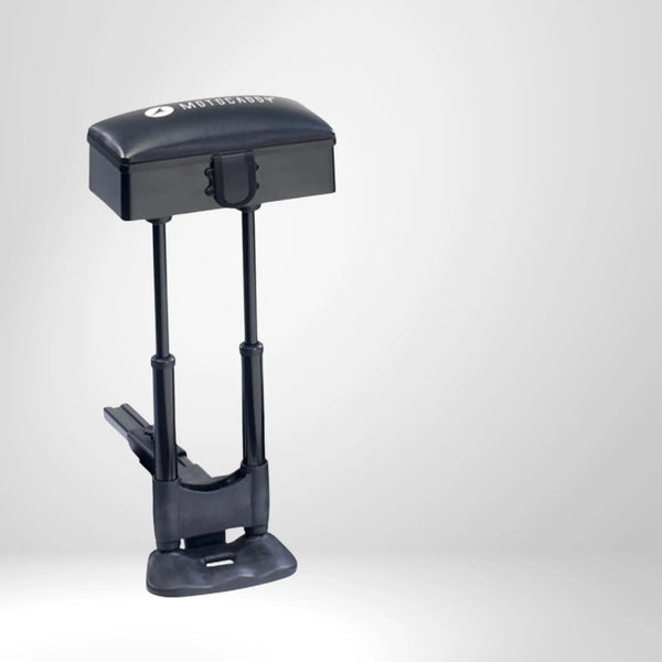 Schwarzer Golftrolley-Sitz Zubehör mit gepolsterter Sitzfläche auf hellem Hintergrund