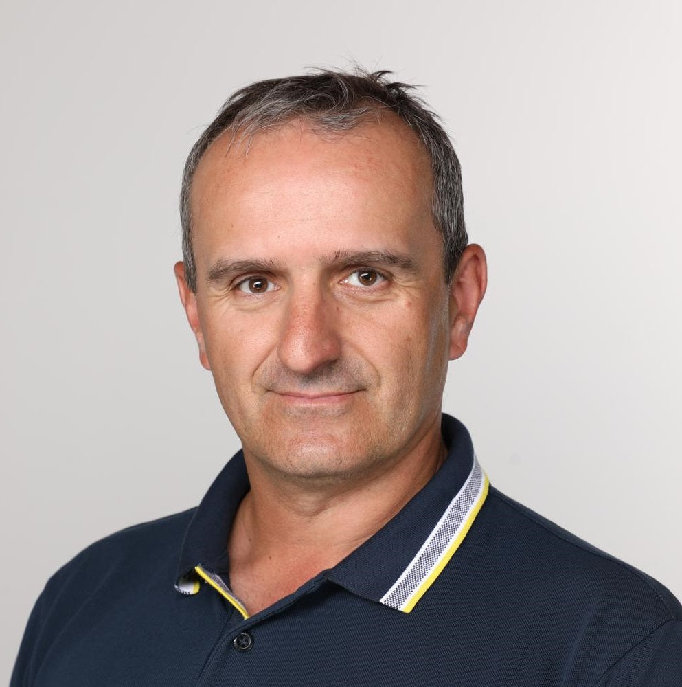 Porträt eines Mannes mit Poloshirt, neutraler Hintergrund, Golfshop Experte