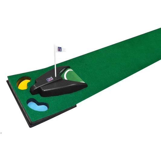 Grüne Puttingmatte mit automatischer Ballrückgabe und Zielflagge für Indoor Golf Training