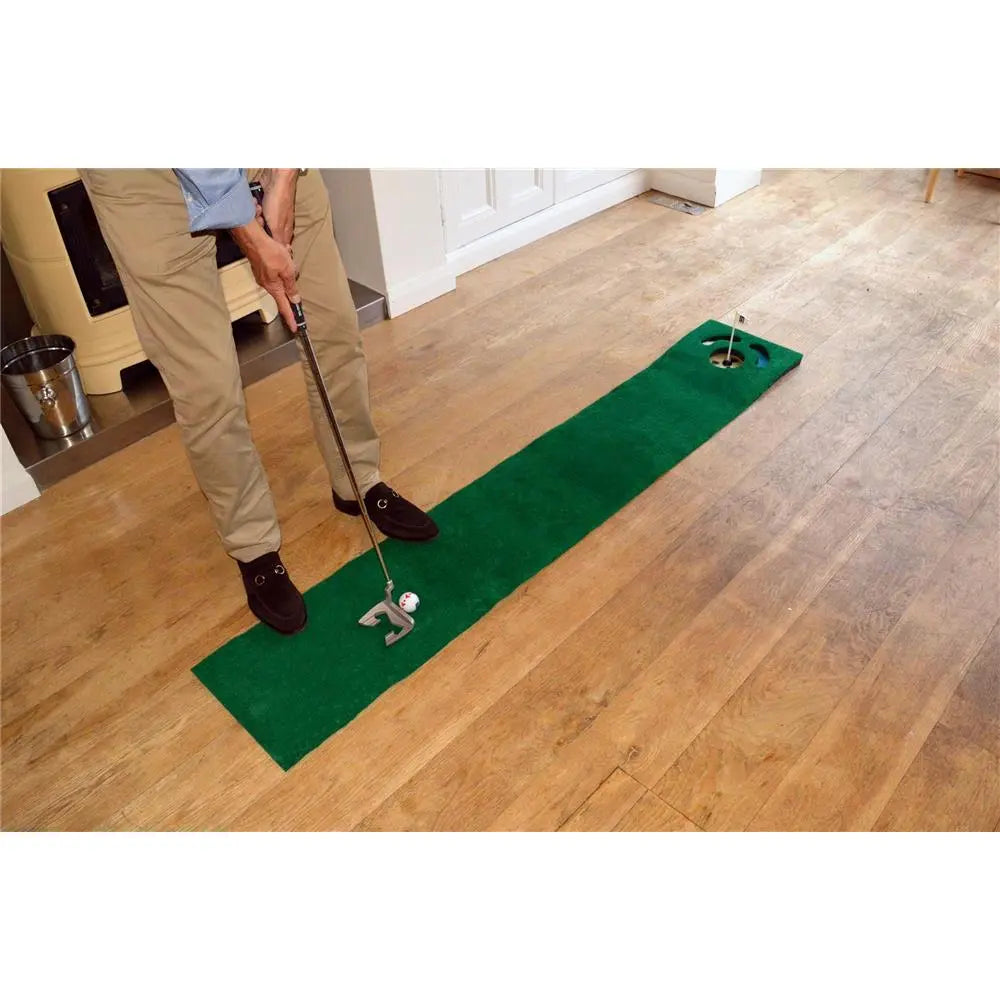 Golfer übt mit Putting Mat auf Holzboden, Indoor Golf Trainingshilfe mit Loch und Golfball