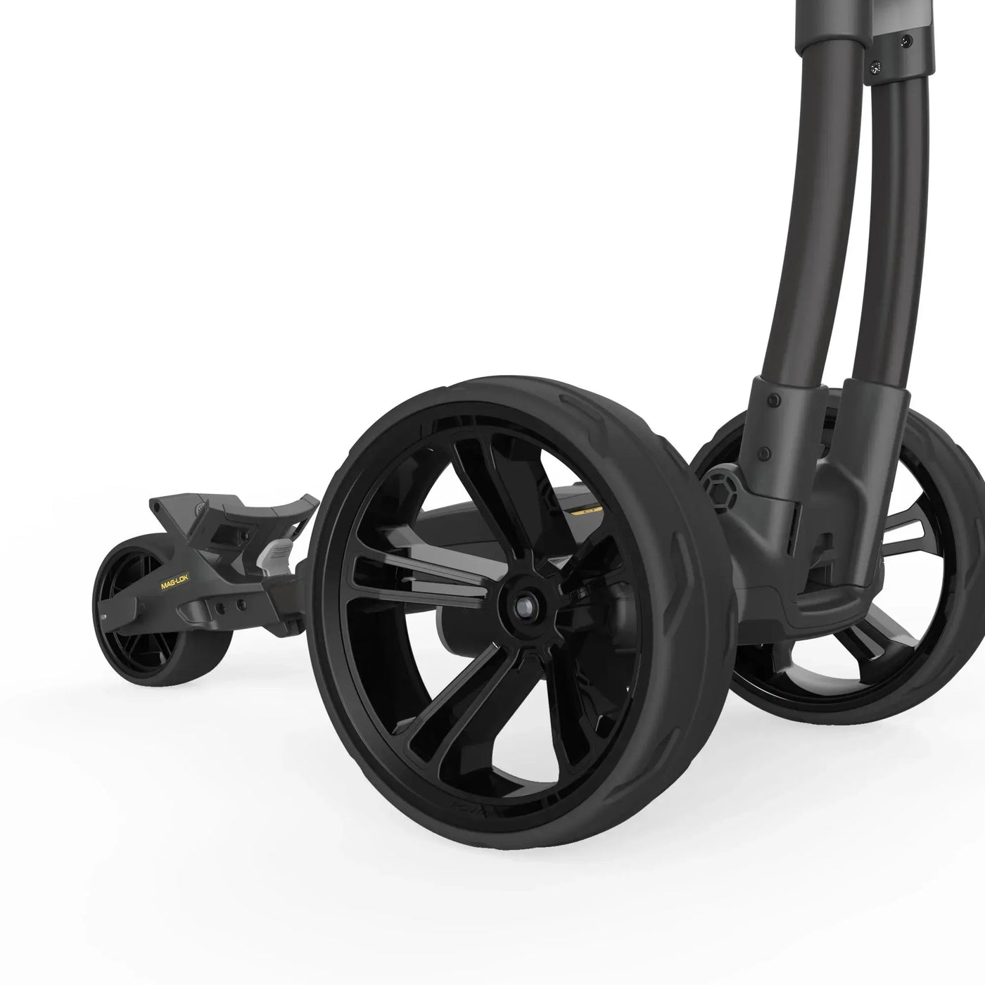 Detailansicht schwarze Hinterräder eines modernen Golf Trolleys auf weißem Hintergrund
