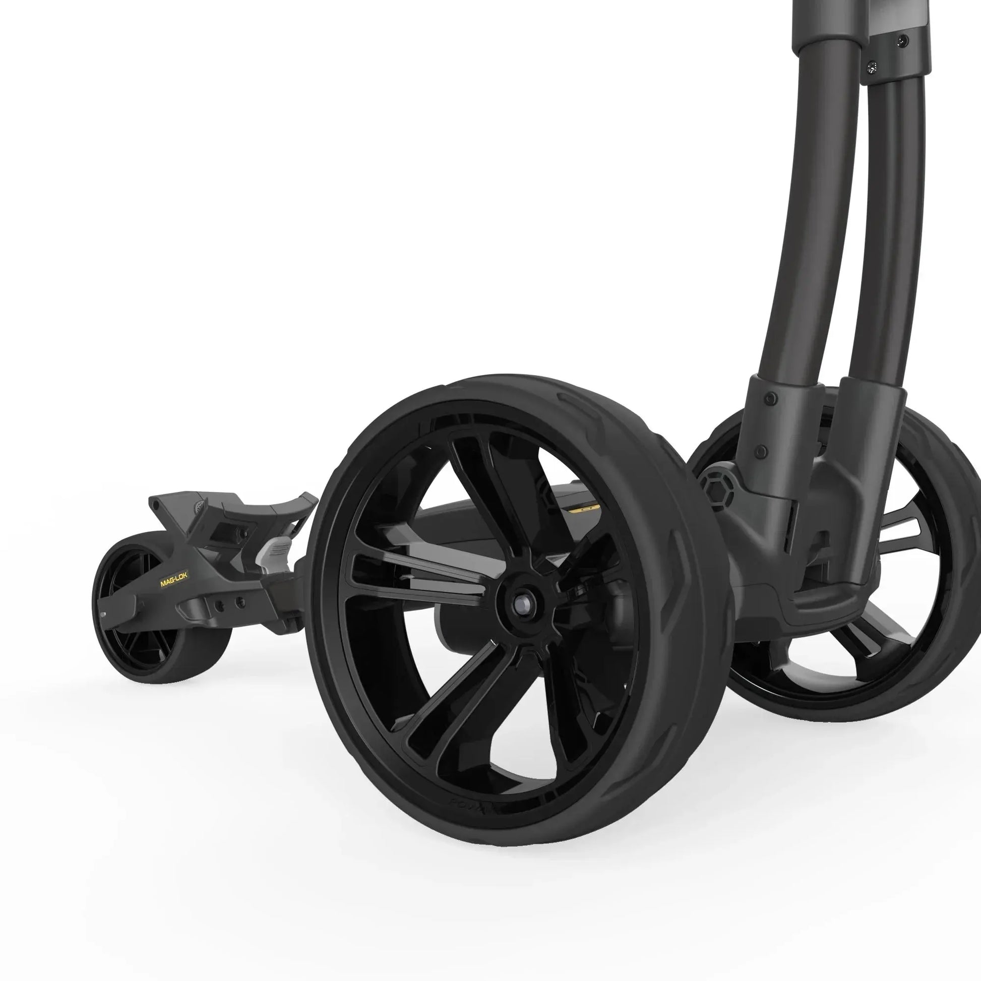 Detailansicht schwarze Hinterräder eines modernen Golf Trolleys auf weißem Hintergrund