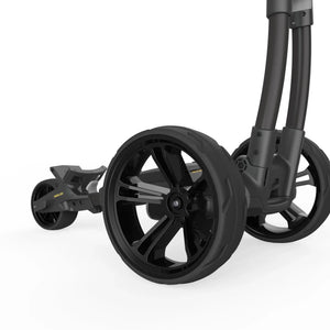 Detailansicht schwarze Hinterräder eines modernen Golf Trolleys auf weißem Hintergrund