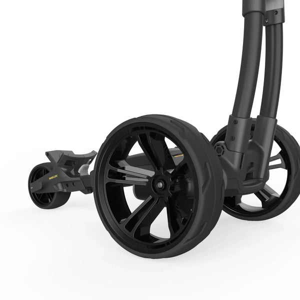 Detailansicht schwarze Hinterräder eines modernen Golf Trolleys auf weißem Hintergrund