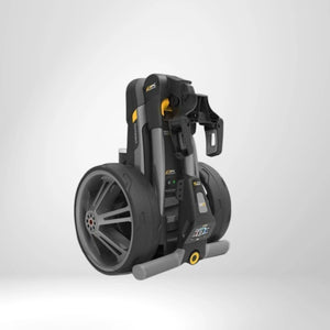 Kompakt zusammengeklappter elektrischer Golf Trolley auf weißem Hintergrund