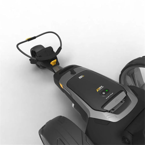 Moderner elektrischer Golf Trolley in Schwarz mit gelben Akzenten auf weißem Hintergrund