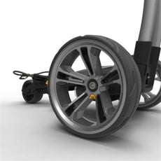 Detailansicht Rad eines E-Trolleys für Golf mit grauer Felge auf weißem Hintergrund