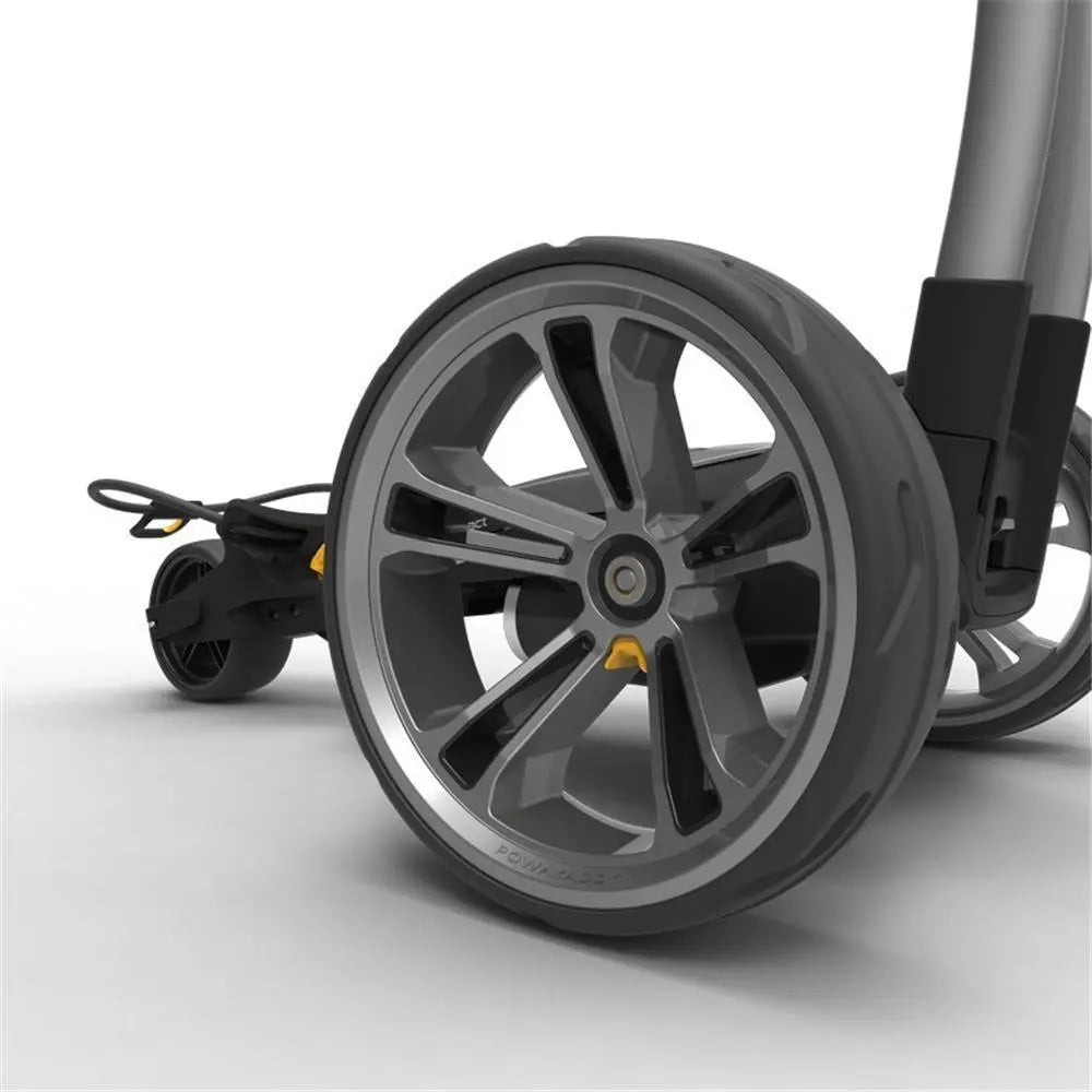 Detailansicht Rad eines E-Trolleys für Golf mit grauer Felge auf weißem Hintergrund