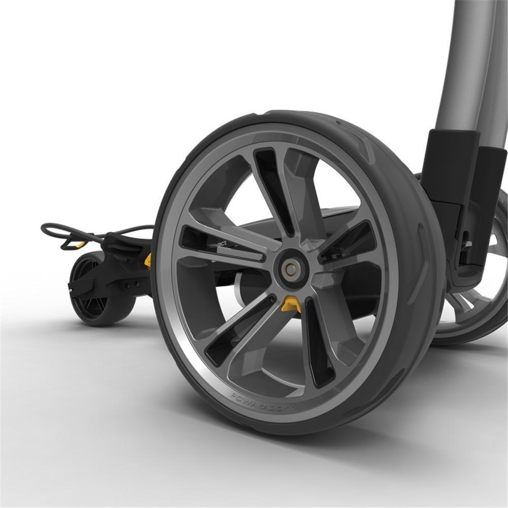 Detailansicht Rad eines E-Trolleys für Golf mit grauer Felge auf weißem Hintergrund