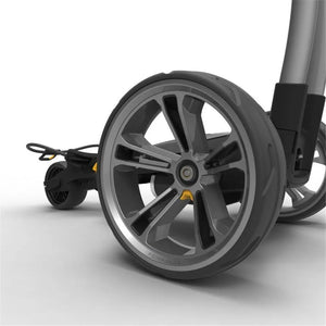 Detailansicht Rad eines E-Trolleys für Golf mit grauer Felge auf weißem Hintergrund