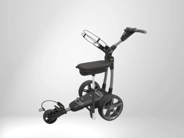 Schwarzer Golf E-Trolley mit Sitz, drei Rädern und Griff gegen hellen Hintergrund