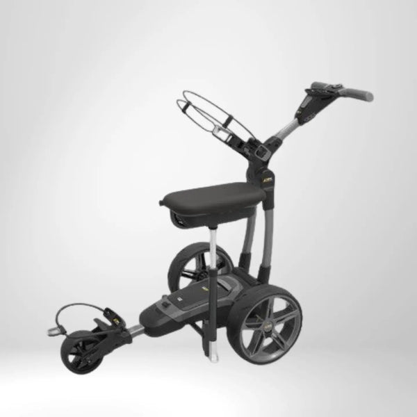Schwarzer Golf E-Trolley mit Sitz, drei Rädern und Griff gegen hellen Hintergrund