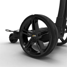 Detailaufnahme schwarzes Rad eines E-Trolleys für Golf, modernes Design auf weißem Hintergrund