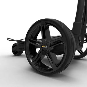 Detailaufnahme schwarzes Rad eines E-Trolleys für Golf, modernes Design auf weißem Hintergrund