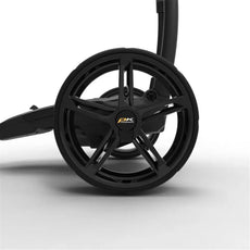 Schwarzes Rad eines modernen E-Trolleys für Golf mit 5 Speichen auf weißem Hintergrund