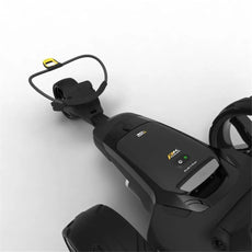 Schwarzer elektrischer Golf Trolley mit modernen Bedienelementen auf weißem Hintergrund