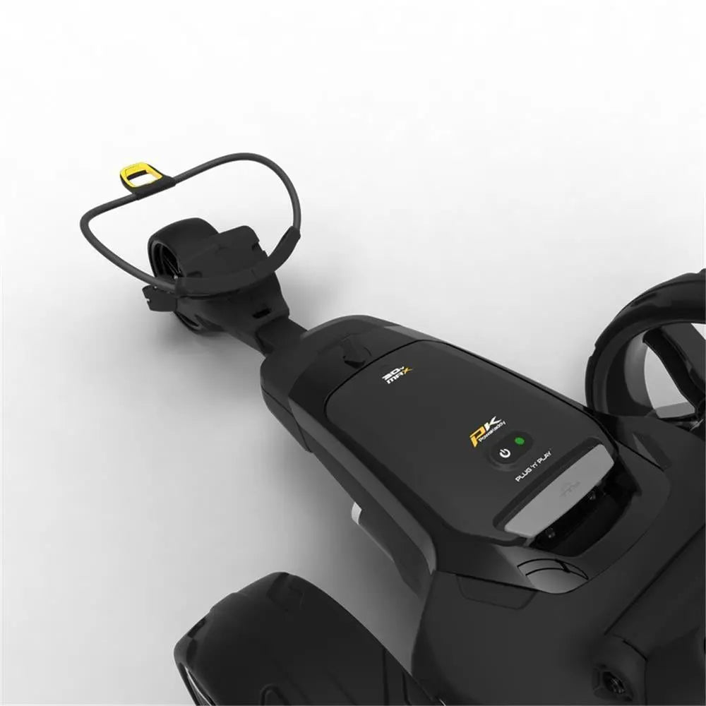 Schwarzer elektrischer Golf Trolley mit modernen Bedienelementen auf weißem Hintergrund