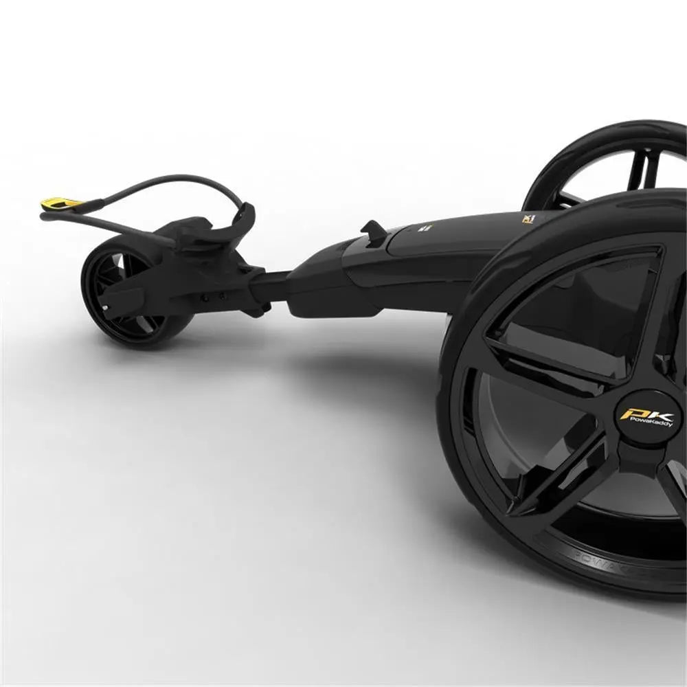 Schwarzer Elektrogolf Trolley mit großen Rädern auf weißem Hintergrund