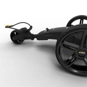 Schwarzer Elektrogolf Trolley mit großen Rädern auf weißem Hintergrund