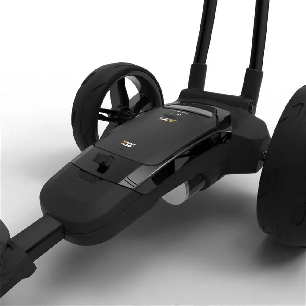 Schwarzer elektrischer Golf Trolley mit großen Rädern auf weißem Hintergrund