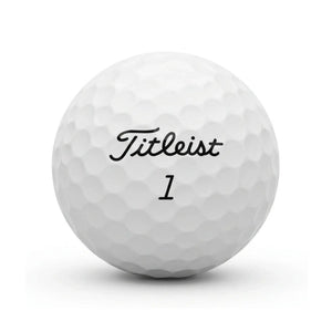 Titleist Pro V1 AAA – Nahaufnahme weißer Golfball mit dimpled Oberfläche und Logo