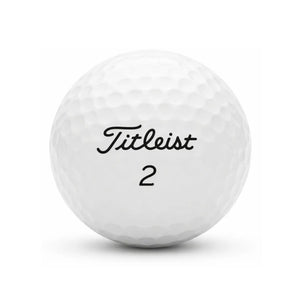 Titleist Pro V1 2024 – Nahaufnahme weißer Golfball mit dimpled Oberfläche und Logo