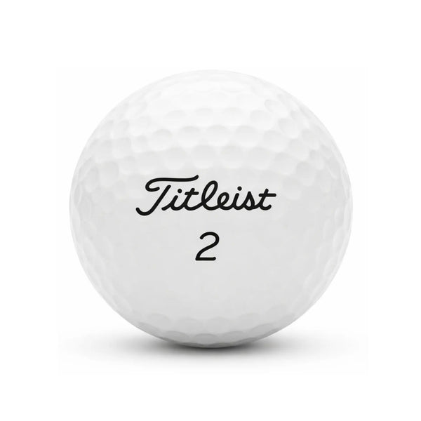 Titleist Pro V1 2024 – Nahaufnahme weißer Golfball mit dimpled Oberfläche und Logo