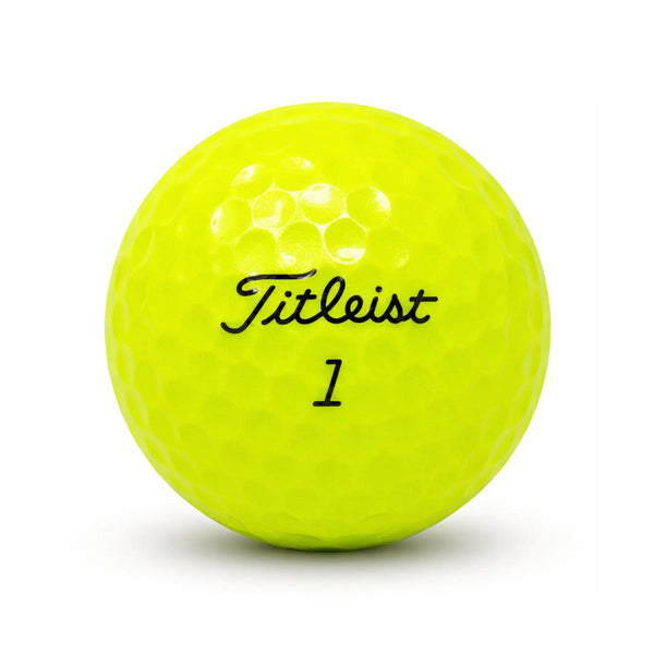 Titleist Pro V1 Yellow – Nahaufnahme gelber Golfball mit dimpled Oberfläche und Logo