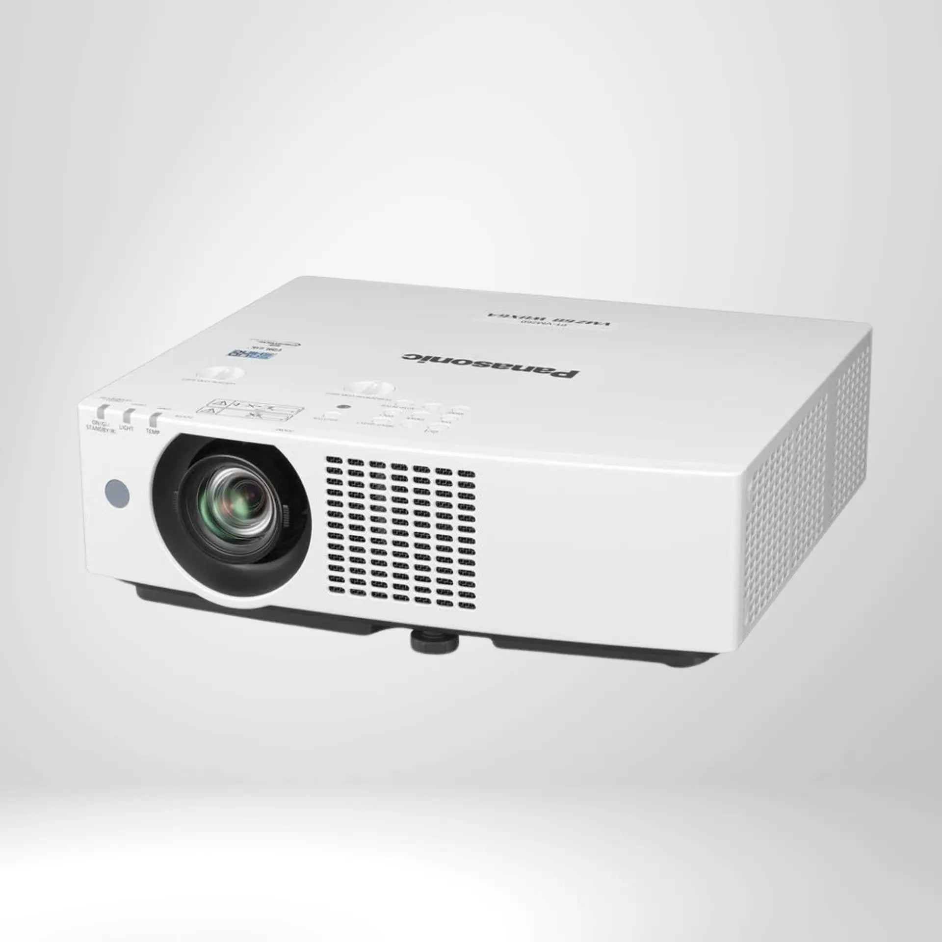 Moderner weißer LCD-Projektor Panasonic mit großem Lüftungsgitter, freigestellt auf Grau.