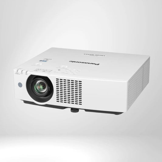Moderner weißer LCD-Projektor Panasonic mit großem Lüftungsgitter, freigestellt auf Grau.