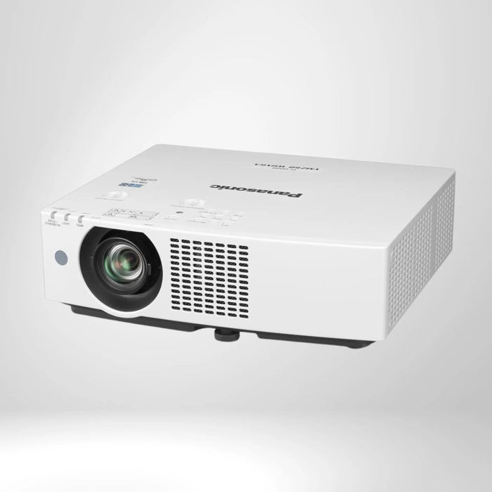 Weißer Panasonic Beamer mit großer Linse, geeignet für Indoor Golf Simulatoren, auf hellem Hintergrund