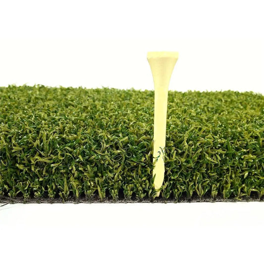 Golftee steckt in dichtem Kunstrasen, ideal für Indoor Golf oder Golf Simulatoren