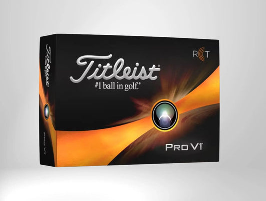 Titleist Pro V1 RCT Golfbälle Verpackung, schwarz-gold, im Studio vor grauem Hintergrund